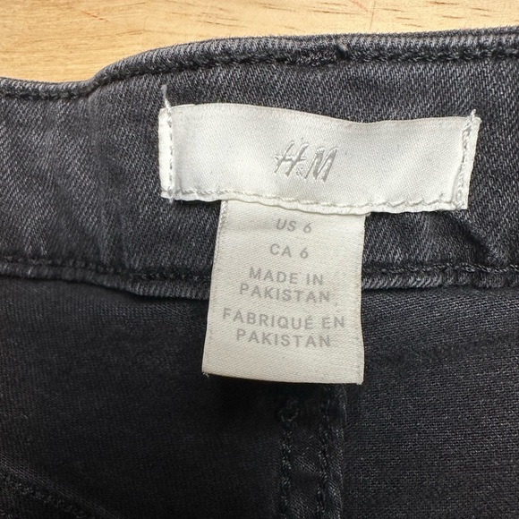 Size 6 H and M Distressed shorts - Picture 4 of 6